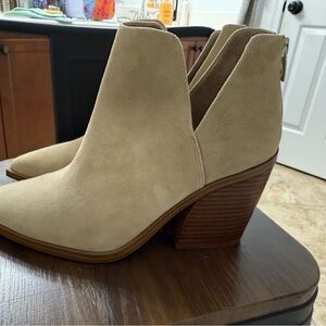 Vince Camuto Tan Heeled Boots Western-Inspired